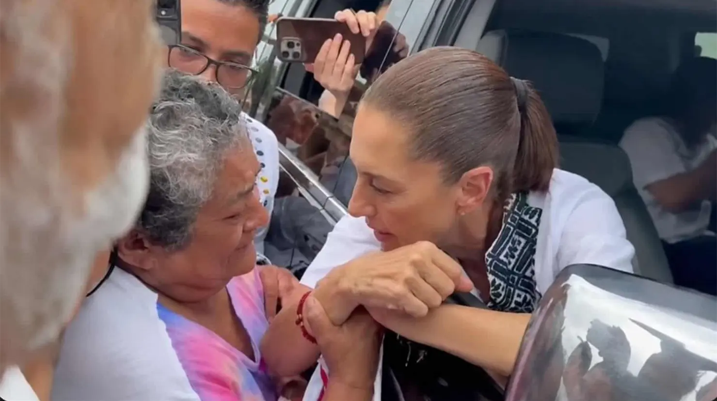 En medio de empujones y la multitud que buscaba acercarse a ella, Rubicelia Hernández logró llegar hasta su vehículo y expresar su angustia por la desaparición de su hija