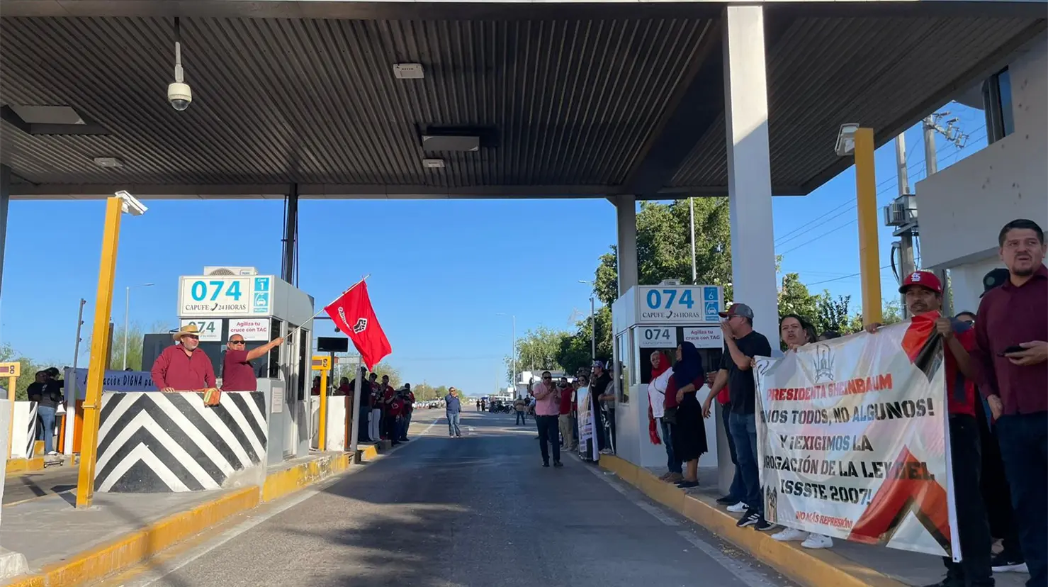 Los maestros levantaron las plumas para permitir el libre tránsito, lanzaron consignas e instalaron lonas