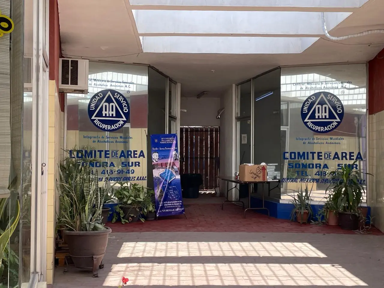 Los grupos dentro de los penales operan bajo las mismas normas tradicionales de confidencialidad y gratuidad, adaptando los horarios de las sesiones a los reglamentos de seguridad de cada centro penitenciario