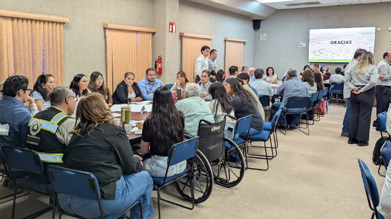 Piden cajemenses más inclusión en parabuses y camiones