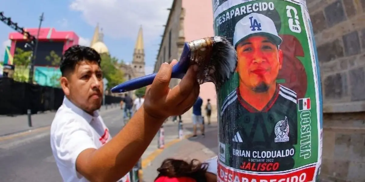 Familiares de personas desaparecidas colocaron fichas inspiradas en estampas mundialistas en Guadalajara para visibilizar la crisis de desapariciones durante las actividades del Mundial 2026.