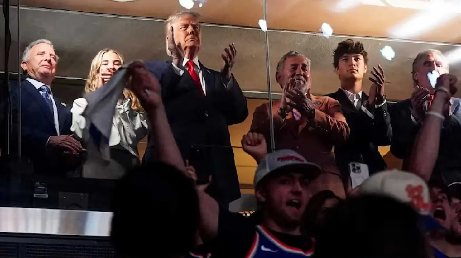 Trump recibe abucheos y es captado dormido durante las Finales de la NBA en Nueva York