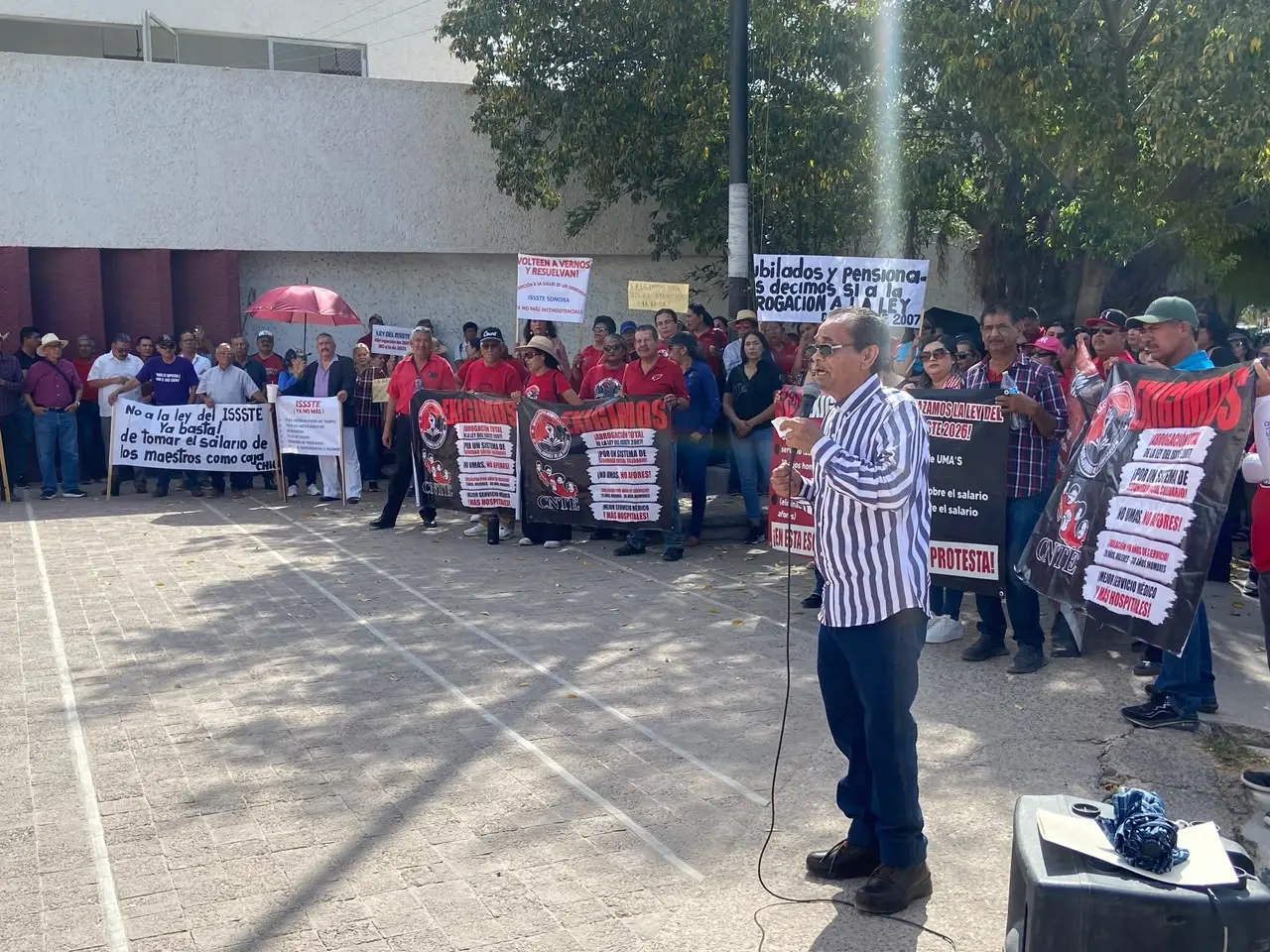 Maestros y jubilados cierran filas contra la reforma del Issste desde Navojoa