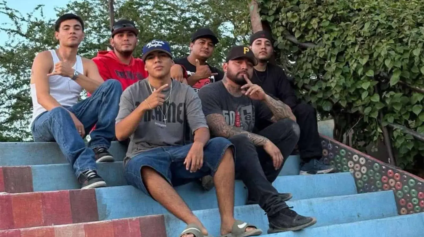 Los integrantes de Bola Costera, además de ser creadores de contenido, se desempeñan en distintos oficios como albañilería, herrería y mecánica.