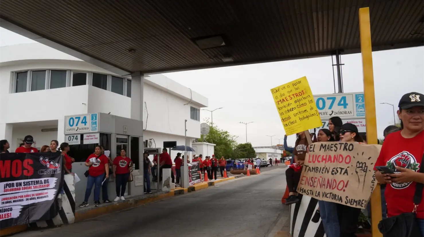 Automovilistas y transportistas de carga pesada que circulaban sobre la Carretera Federal México 15 pasaron de forma libre por las casetas de Esperanza y Fundición.