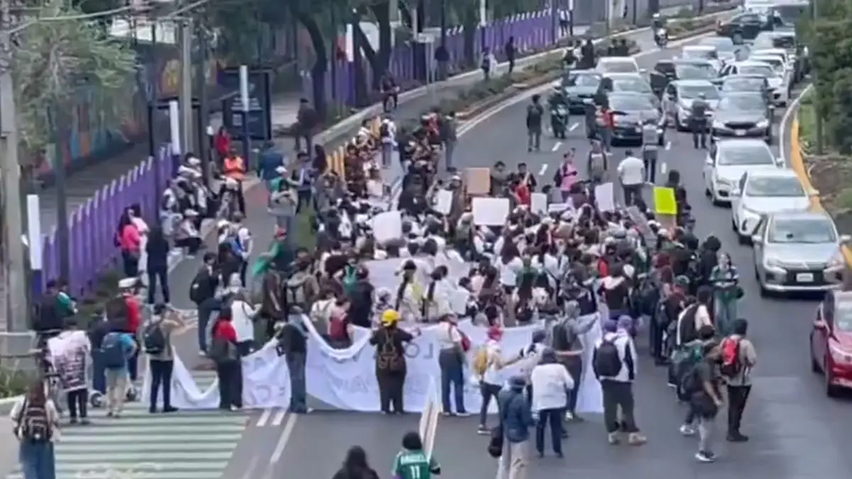 Colectivos de madres buscadoras, maestros de la CNTE y transportistas realizaron movilizaciones y bloqueos en la Ciudad de México durante la inauguración del Mundial 2026, provocando afectaciones viales en las inmediaciones del estadio sede.