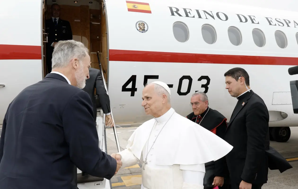 El papa tuvo que regresar en una aeronave más pequeña, mientras que su equipo y reporteros esperaron en España un tiempo más prolongado.
