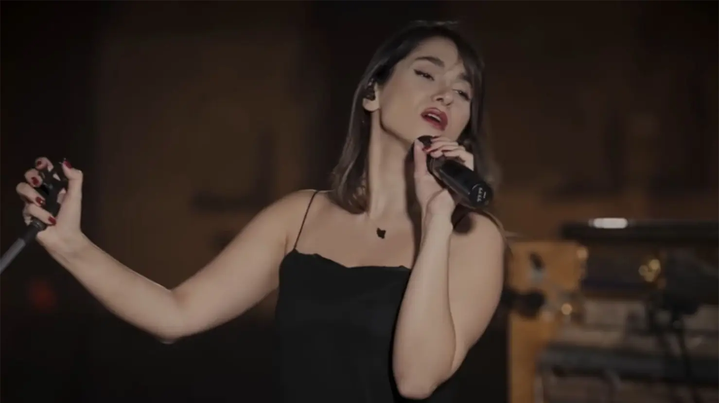 La cantante iraní apareció sin hiyab o velo islámico, vistiendo un vestido negro de tirantes que dejaba al descubierto sus hombros