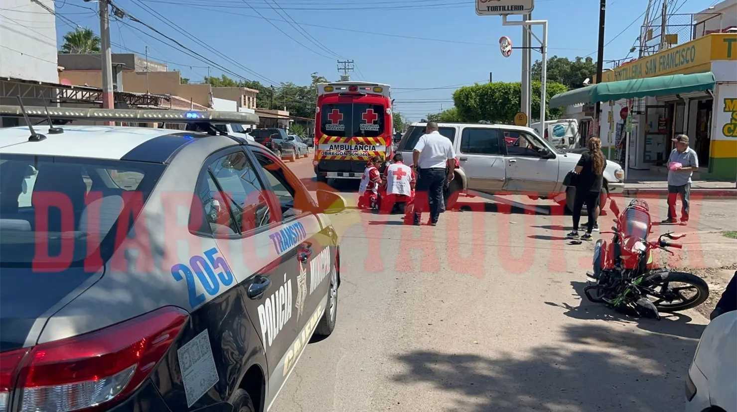 Choca moto con camioneta en la calle Coahuila