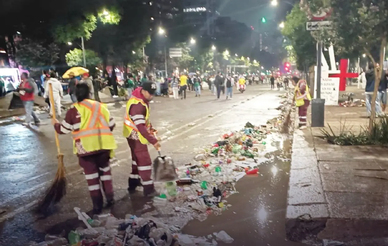 Festejos por triunfo de ls Selección dejan 40 toneladas de basura en CDMX