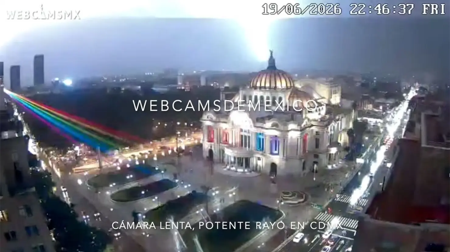 En los videos se aprecia el potente destello seguido por un prolongado trueno que resonó en gran parte de la ciudad