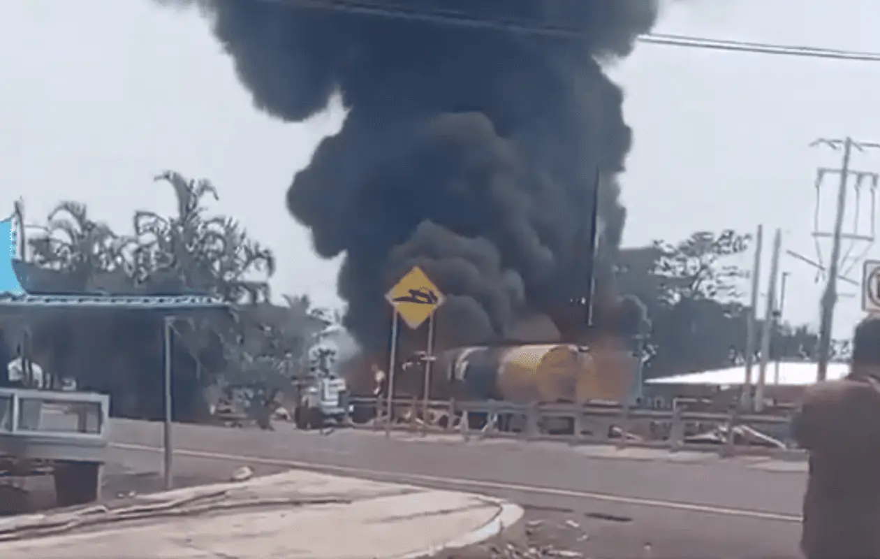 Pipa sin frenos provoca fuerte explosión en caseta de Tabasco; cierran circulación