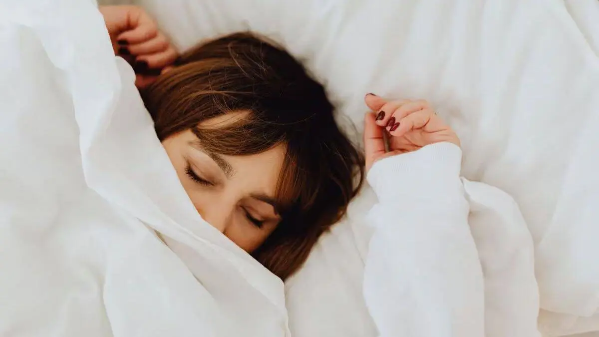 ¿Dormir del lado derecho es bueno? Esto dice la ciencia sobre esta postura y sus efectos en la salud