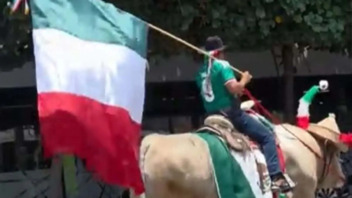 ¡México Mágico! Hombre recorre Guadalajara montando un toro para apoyar a la Selección Mexicana