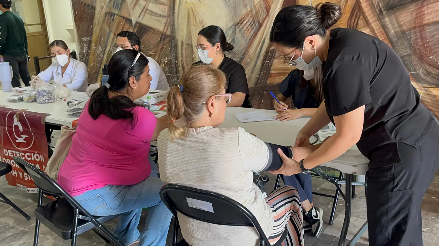 Realizan chequeo médico gratuito a adultos mayores 