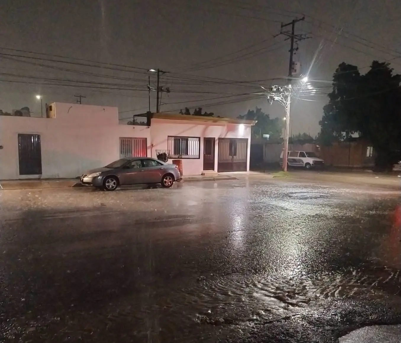 Deja lluvia de 20 milímetros apagones y encharcamientos en Navojoa