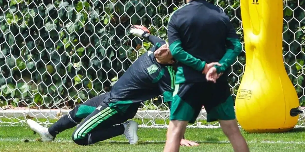 Guillermo Ochoa sufrió una caída durante el entrenamiento de la Selección Mexicana, aunque Javier Aguirre confirmó que el arquero no presenta lesiones y está disponible para jugar ante Chequia.