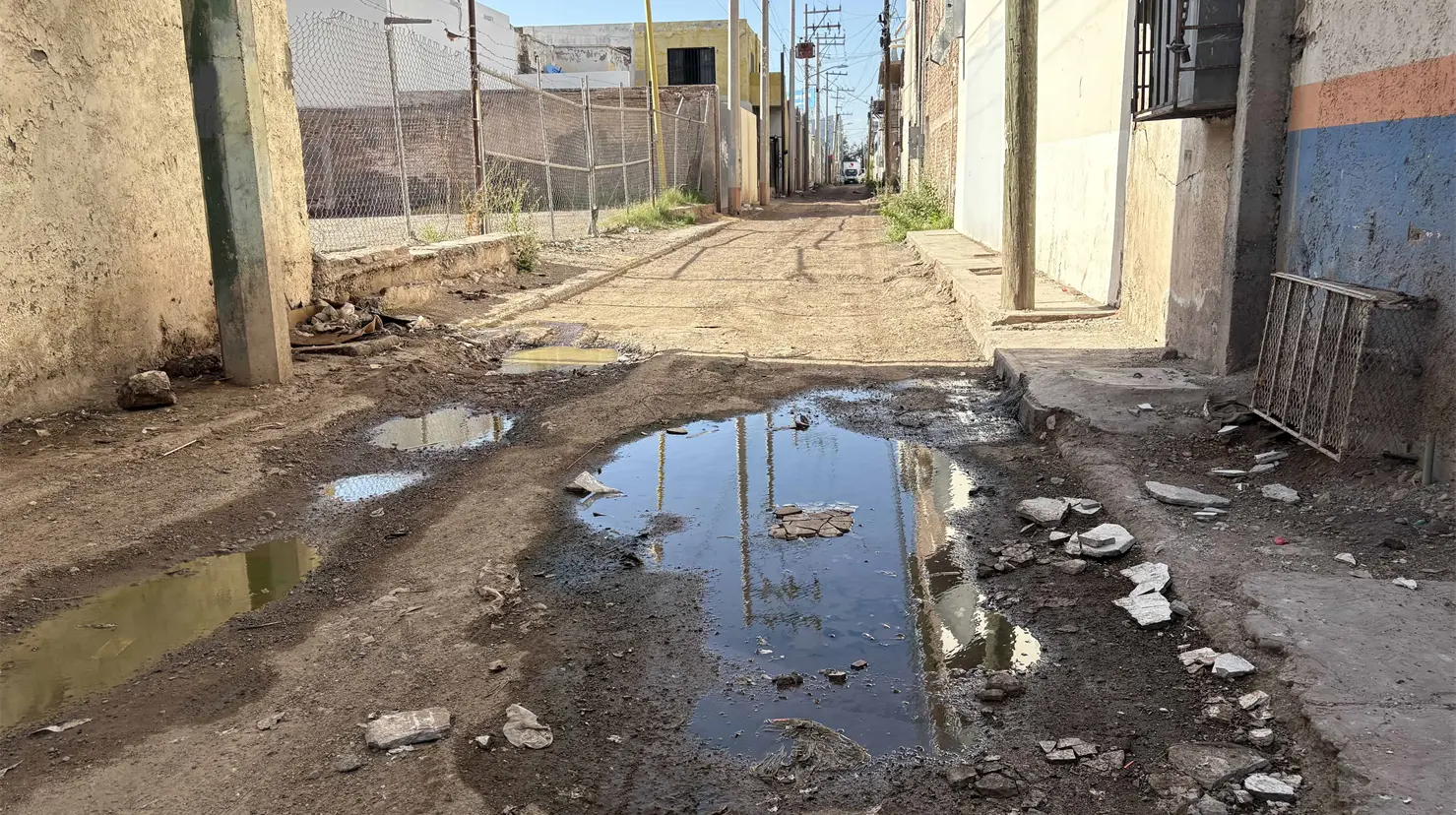 Piden a presidenta interina atender callejones de Cajeme 