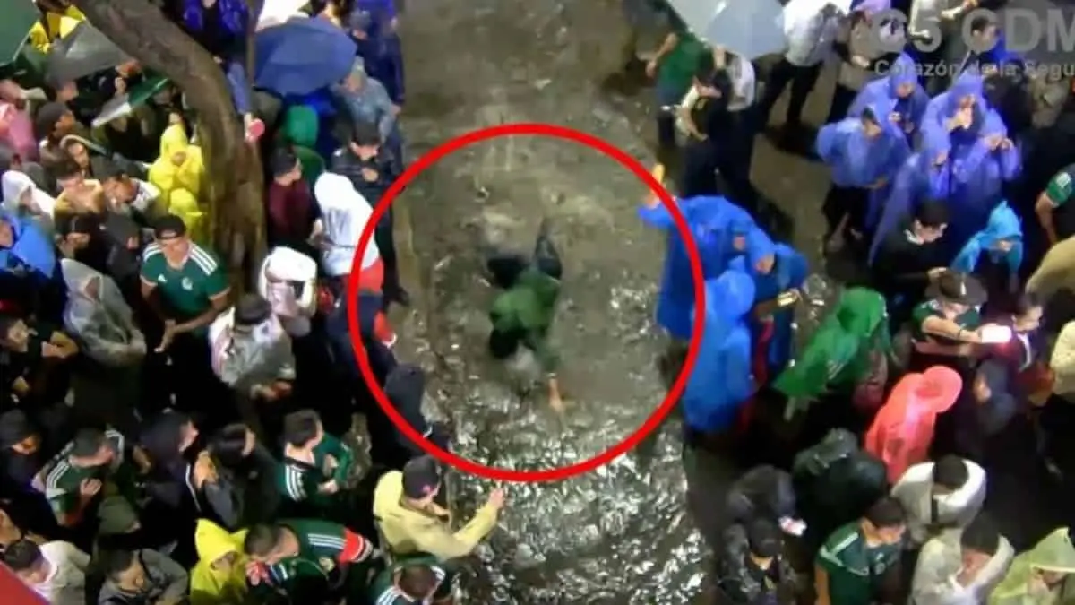 VIDEO | Aficionado celebra triunfo de México nadando en un charco; cámaras del C5 captan el momento