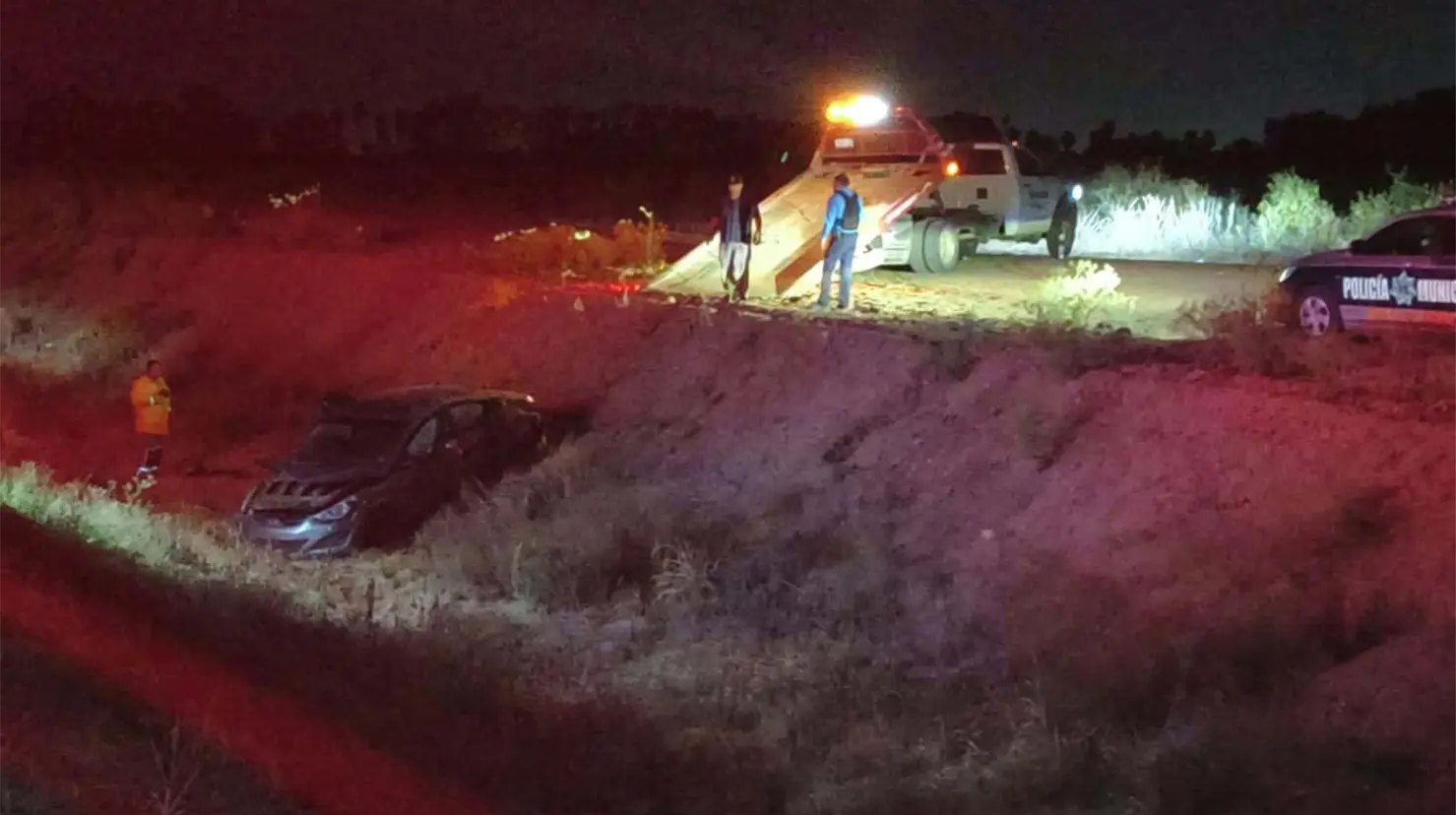 Cae vehículo a canal en el Valle del Yaqui
