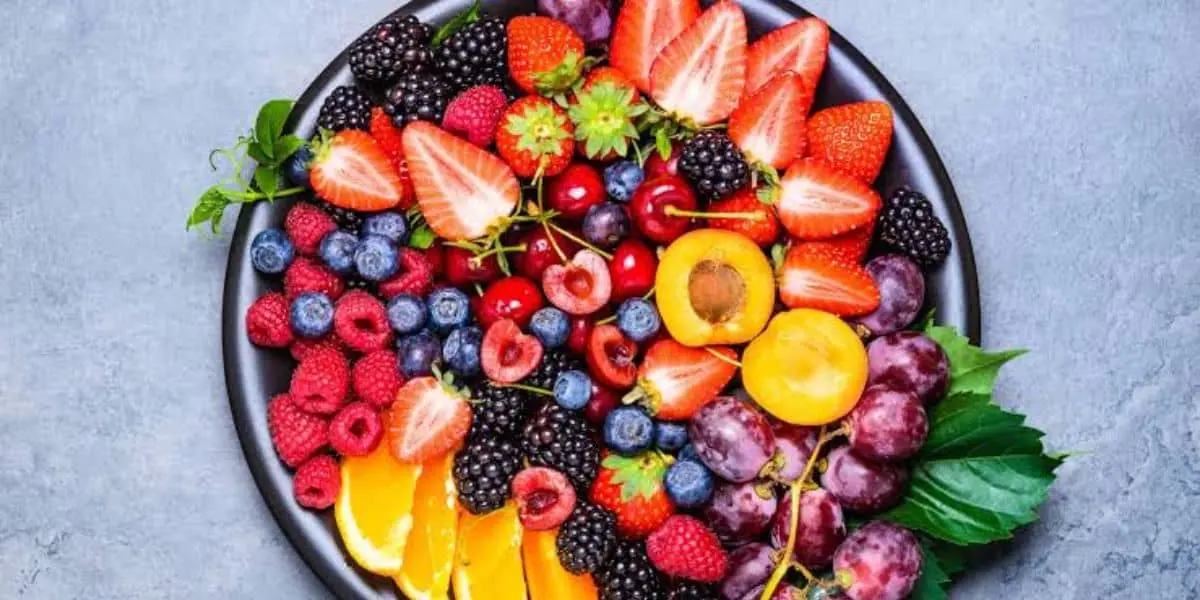 Cerezas, kiwi, piña, plátano y fresas son algunas de las frutas asociadas con una mejor calidad del sueño.