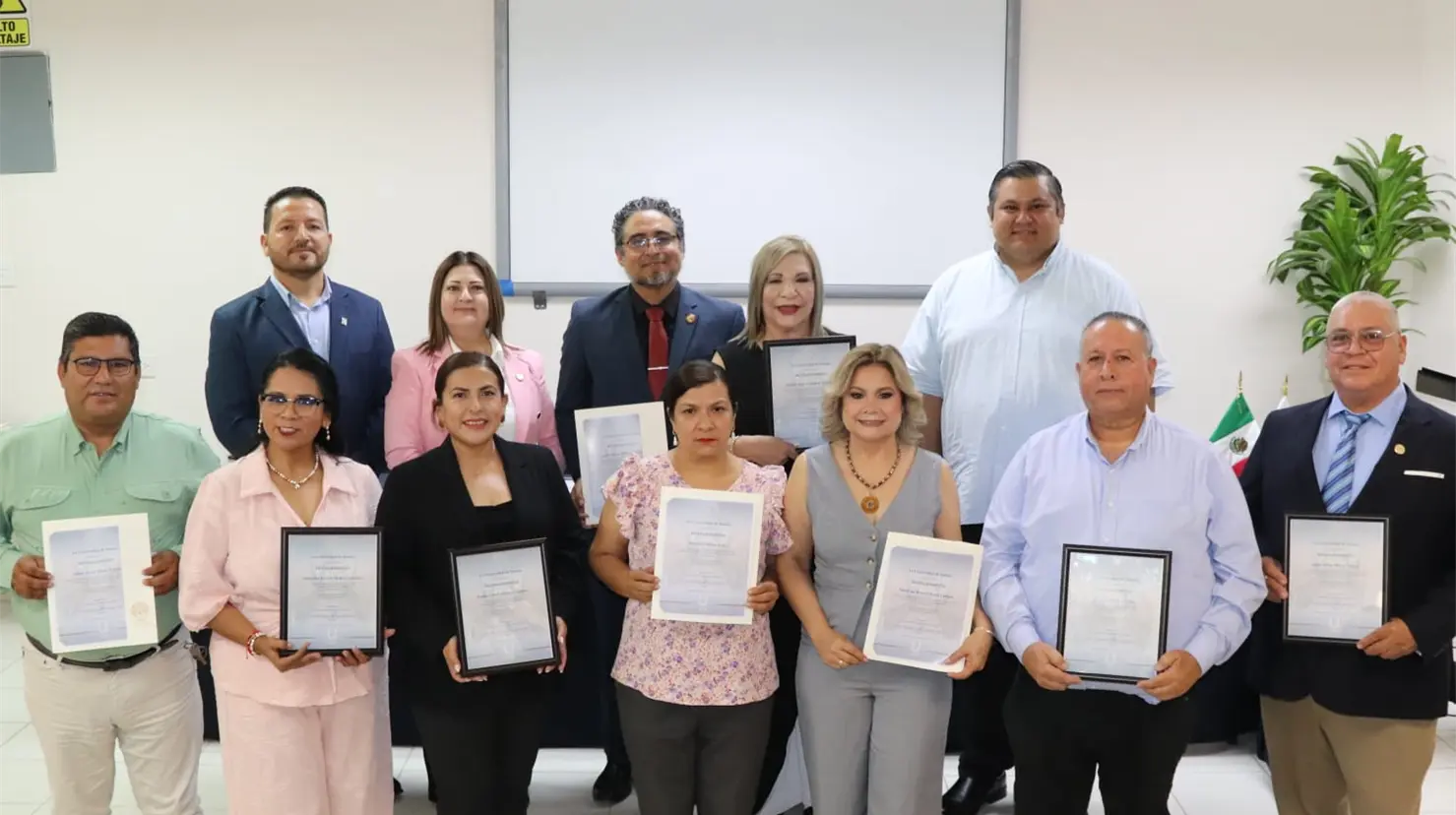 Reconocen a maestros de la Unison de Navojoa