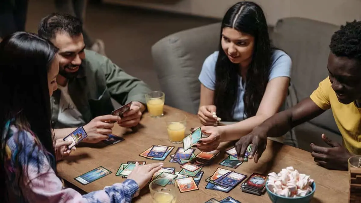 Estos son los beneficios de jugar juegos de mesa en la adultes, según la psicología