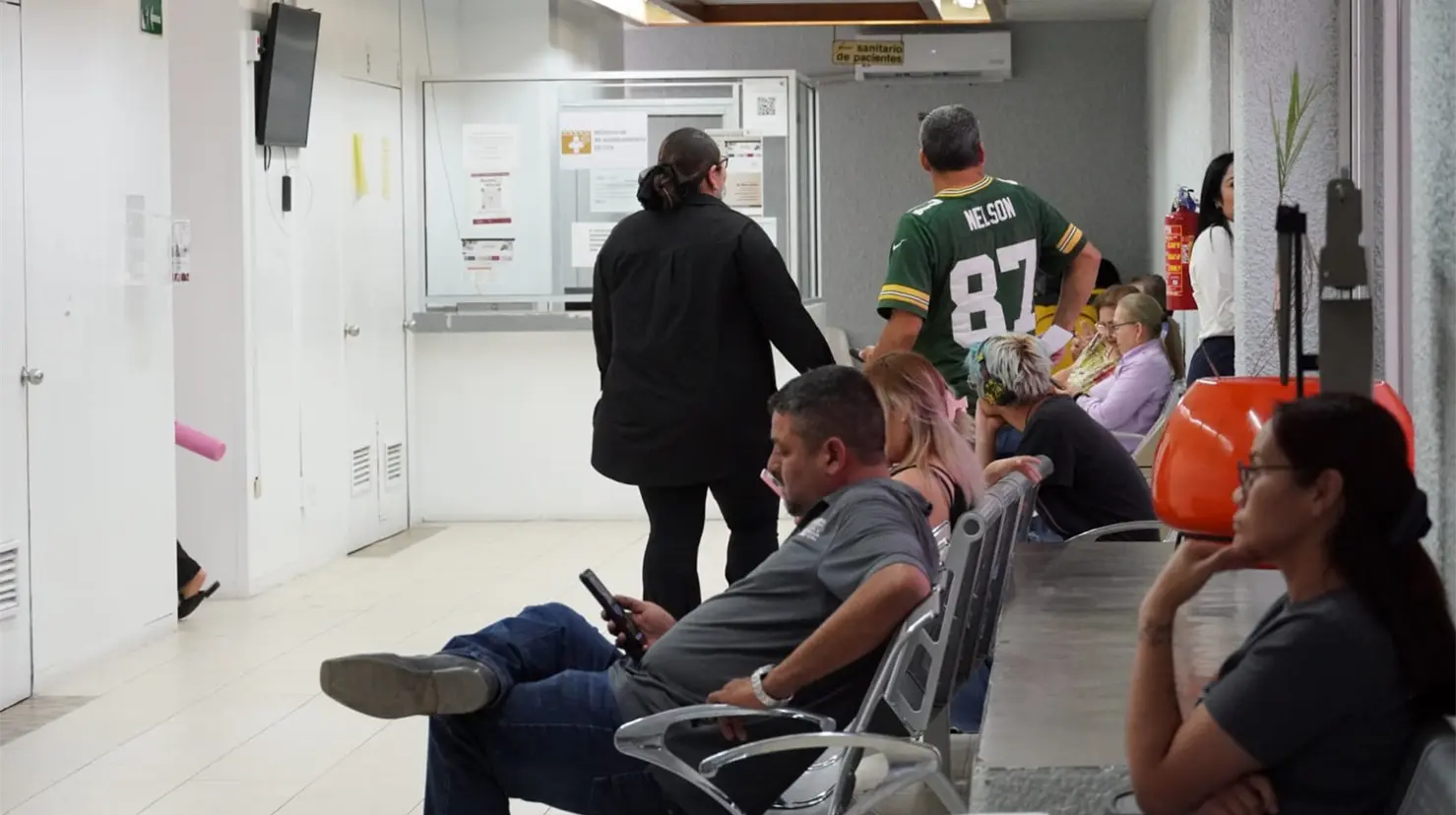 Son 46 trabajadores postales quienes se ven afectados por la falta de equipo, medicamentos y especialistas en la localidad