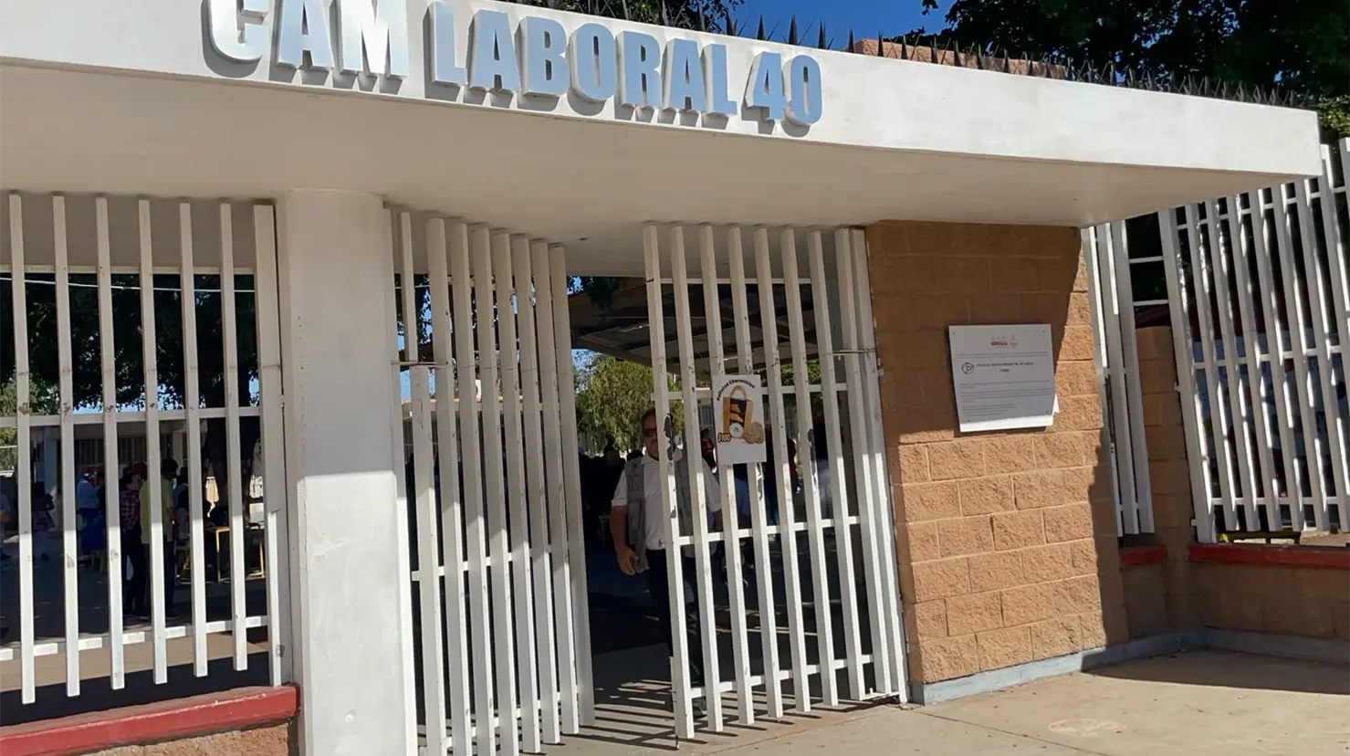 Los estudiantes que acuden llevan talleres en materia de carpintería, herrería, estilismo, repostería, entre otros, los cuales les ayudan a auto emplearse o buscar trabajo en la ciudad