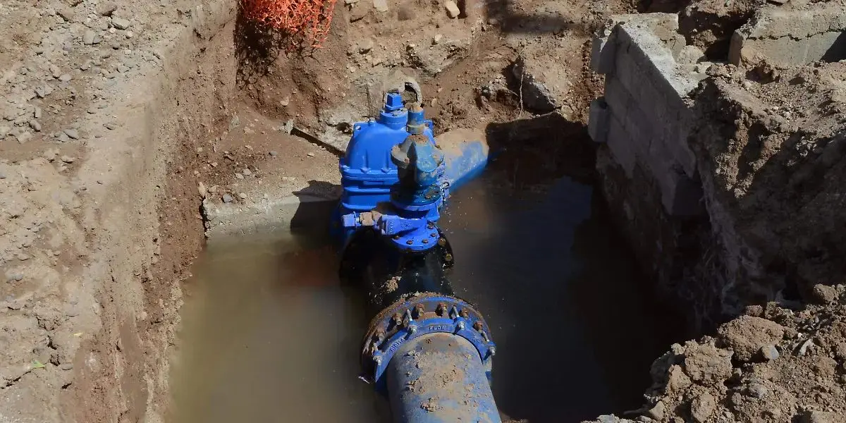 Personal técnico trabaja en la reparación de equipos del Acueducto Independencia tras los daños ocasionados por los fuertes vientos en la zona de la presa El Novillo.