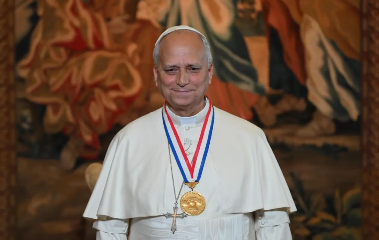 León XIV recibe la Medalla de la Libertad y llama a defender la dignidad humana