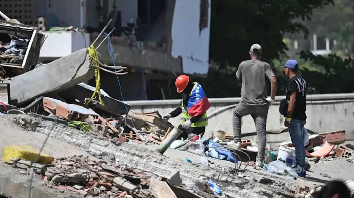 Las autoridades venezolanas también reportaron afectaciones en al menos 856 edificios, de los cuales 190 colapsaron por completo