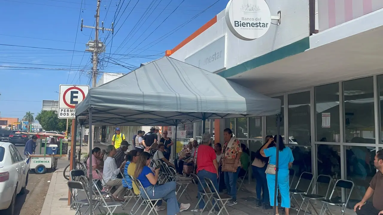 Se instalaron carpas en los bancos del Bienestar para que los adultos mayores y personas con discapacidad puedan resguardarse del sol