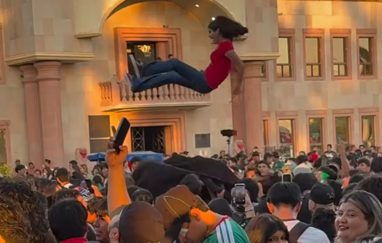 Varios jóvenes volaron durante los festejos de este domingo.