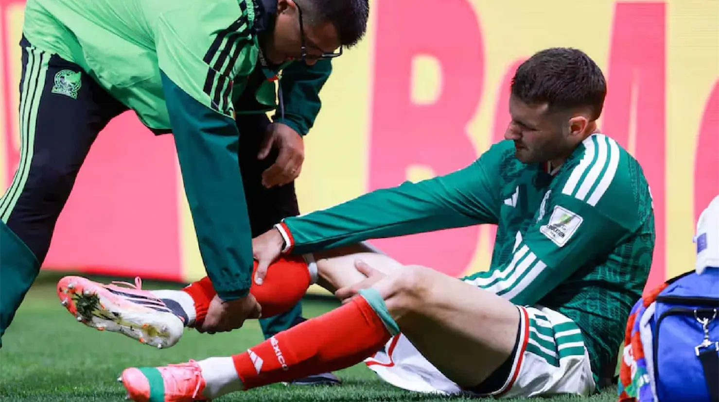 Santiago Giménez sale lesionado tras la derrota de México; estaría fuera hasta dos meses