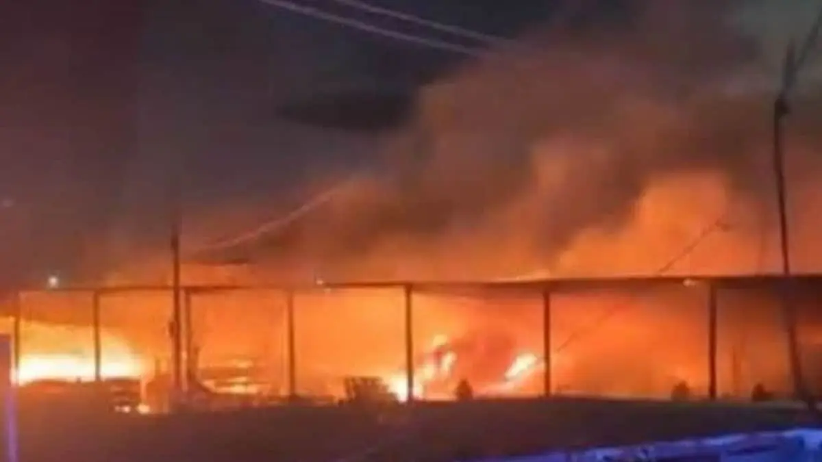 Elementos de Bomberos y Protección Civil combatieron el incendio que se propagó desde unas bodegas hasta la colonia San Jerónimo, donde al menos ocho viviendas resultaron afectadas.
