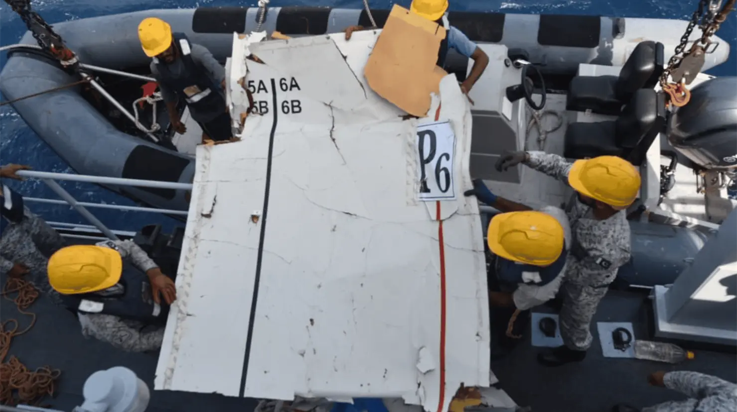 Hallan restos de avión Boeing desaparecido en Pakistán; continúa búsqueda de tripulantes