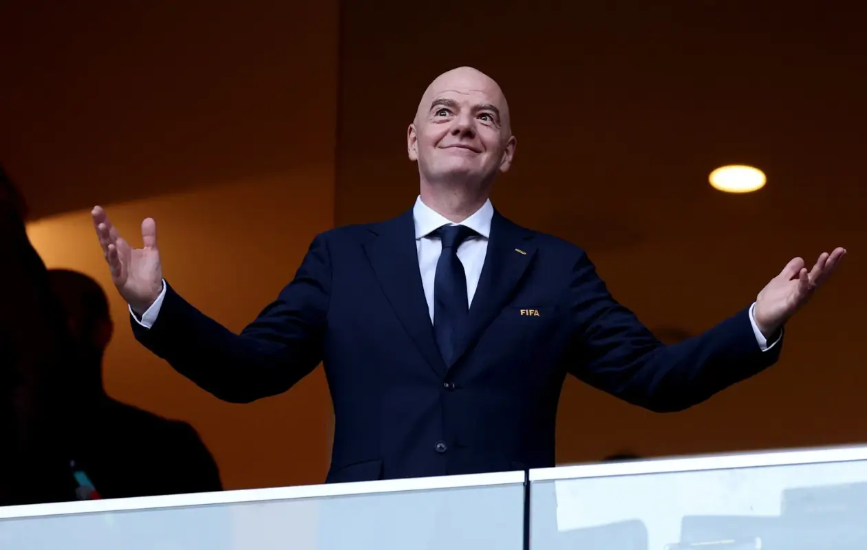 Diputados europeos buscan investigar a Gianni Infantino por caso Folarin Balogun