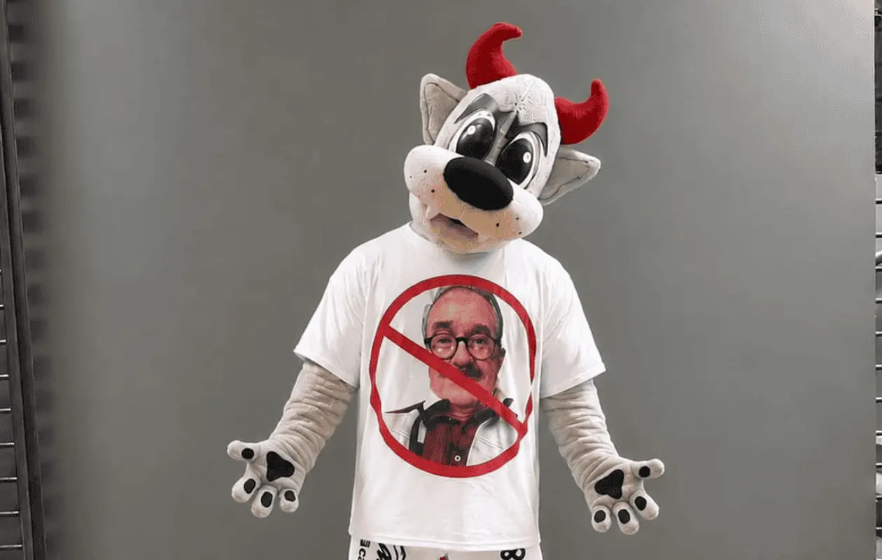 La mascota del equipo de beisbol apareció con una camiseta en contra del conductor de televisión.