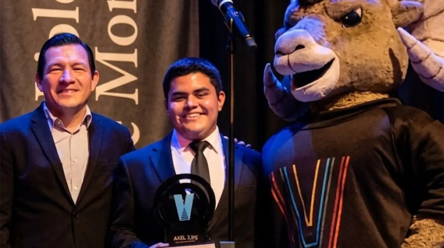 El joven Axel Darel López Ibarra recibe el Premio al Talento que Inspira