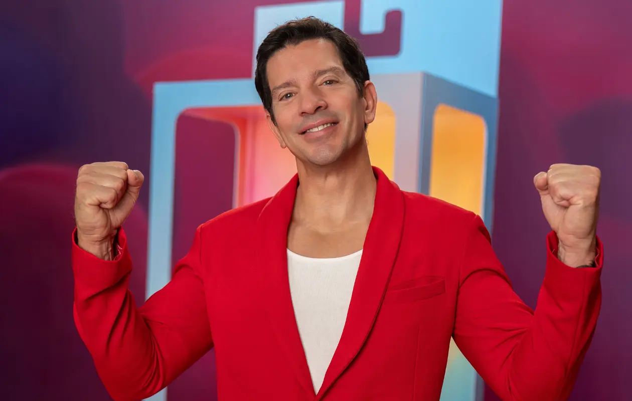 El cantante sonorense fue presentado esta noche tras varias semanas de rumores sobre su participación en el reality.