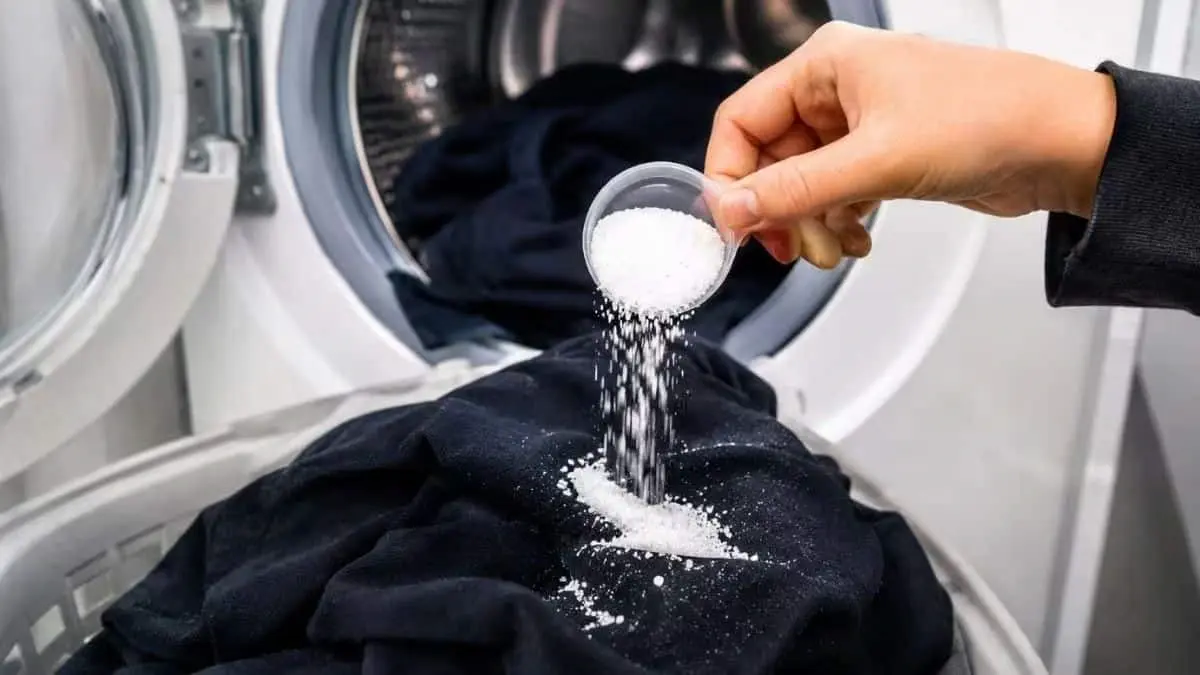 ¿Poner sal en la ropa negra realmente evita que se destiña? Esto es lo que debes saber