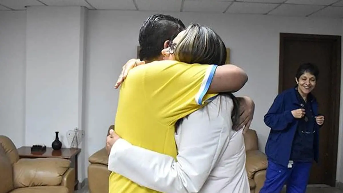 Tras una reconstrucción facial integral realizada por especialistas del IMSS en Nuevo León, Ángel Abraham agradece al personal médico por transformar significativamente la apariencia de su rostro y su calidad de vida. Fotos:  IMSS /Gobierno de México.