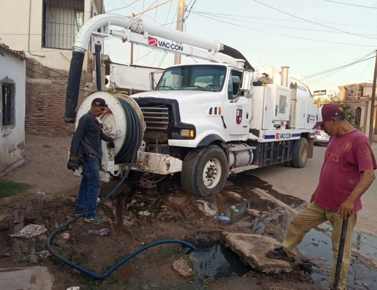 Bolsas y toallitas colapsan la red de drenaje en Etchojoa