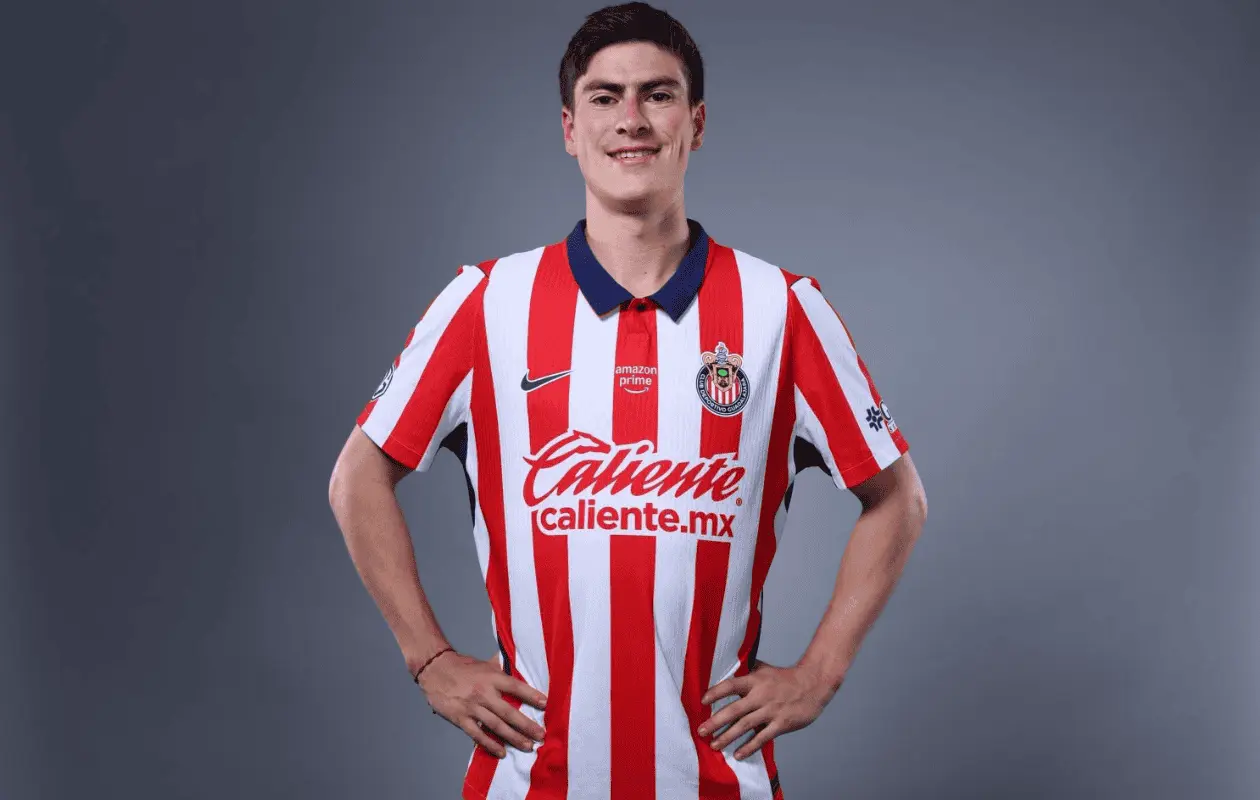 Chivas presenta su nuevo jersey para el Apertura 2026 con Armando González como imagen