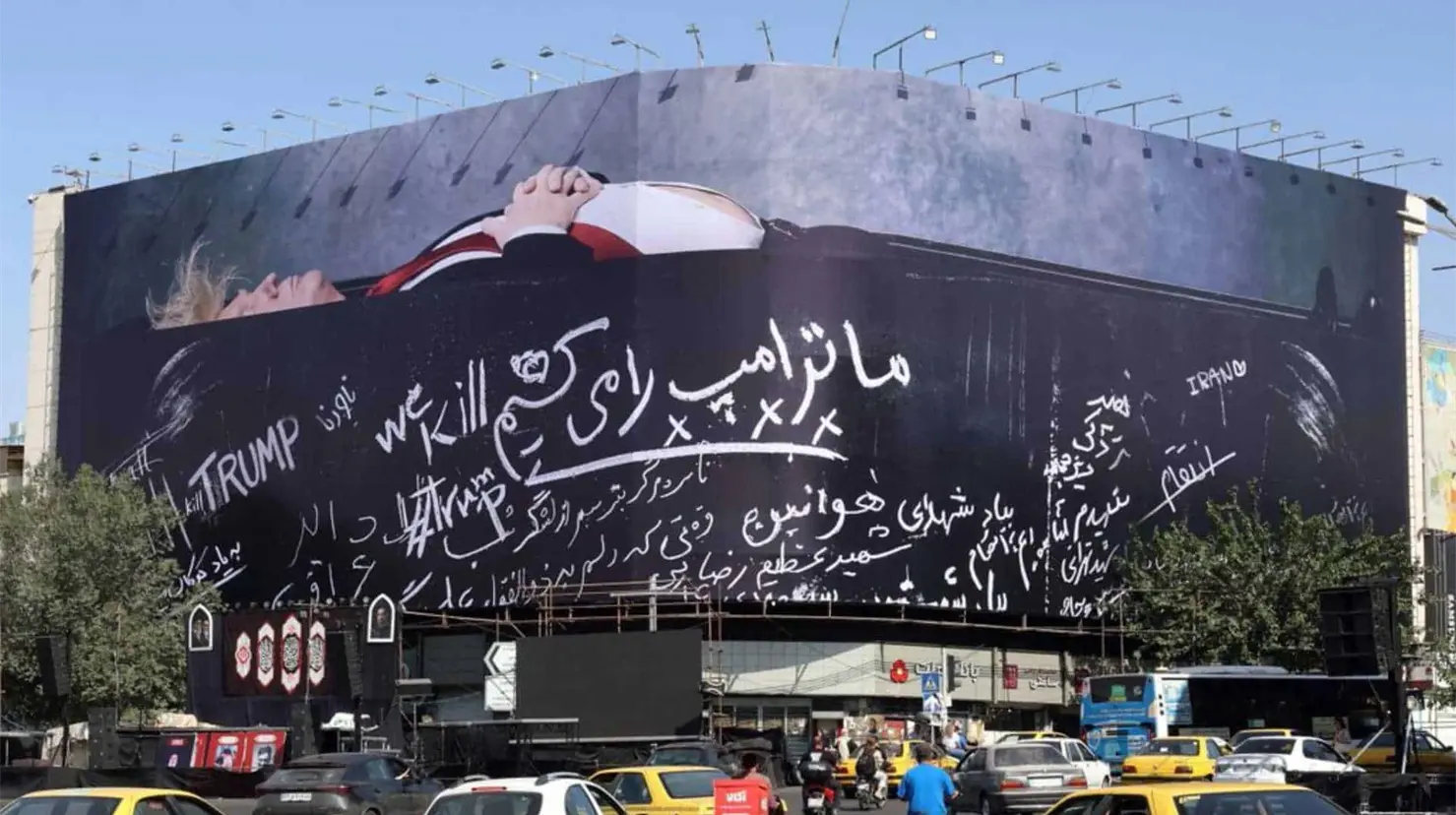 Exhiben en Irán un cartel con Trump dentro de un ataúd y el mensaje: Mataremos a Trump