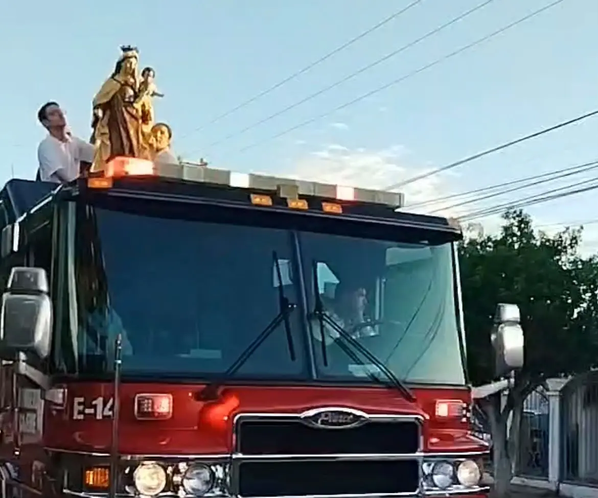 La manifestación de fe fue encabezada por una unidad del Departamento de Bomberos.