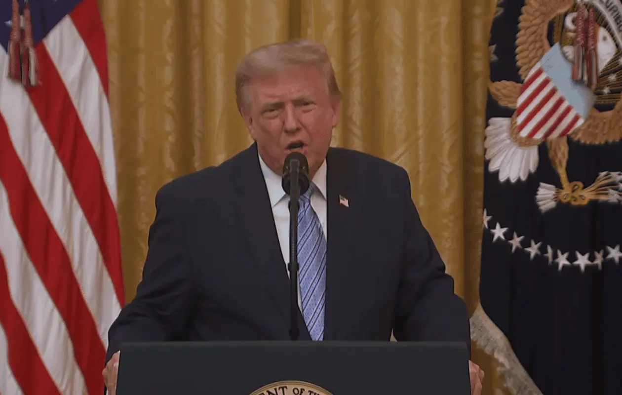 Trump desclasifica informes y acusa a China de intervenir en elecciones de 2020