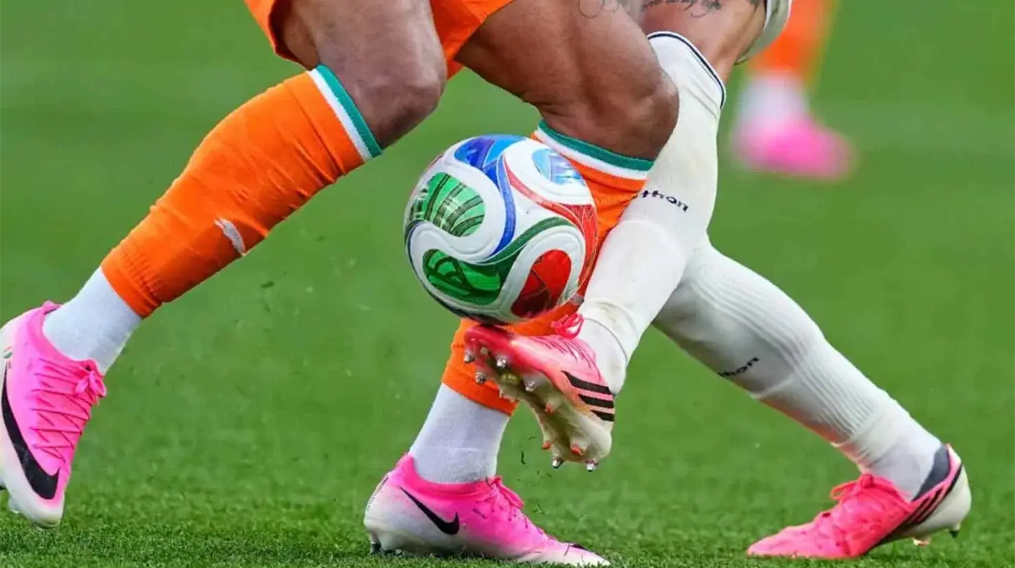 ¿Casualidad o estrategia? La historia detrás de los tacos rosas que usan los futbolistas en el Mundial 2026