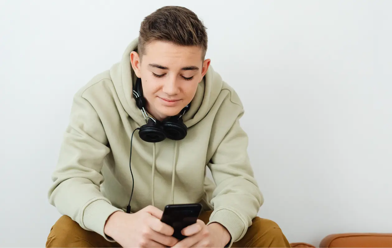 Estudio revela que limitar redes sociales mejora el sueño y bienestar de adolescentes en Reino Unido